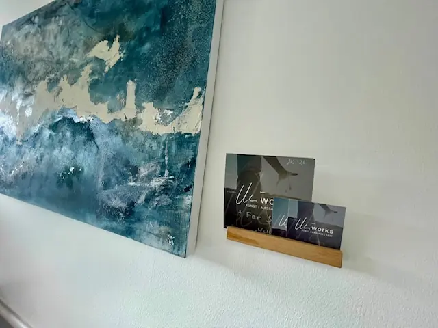 Wandbild und Visitenkarten im Wartebereich