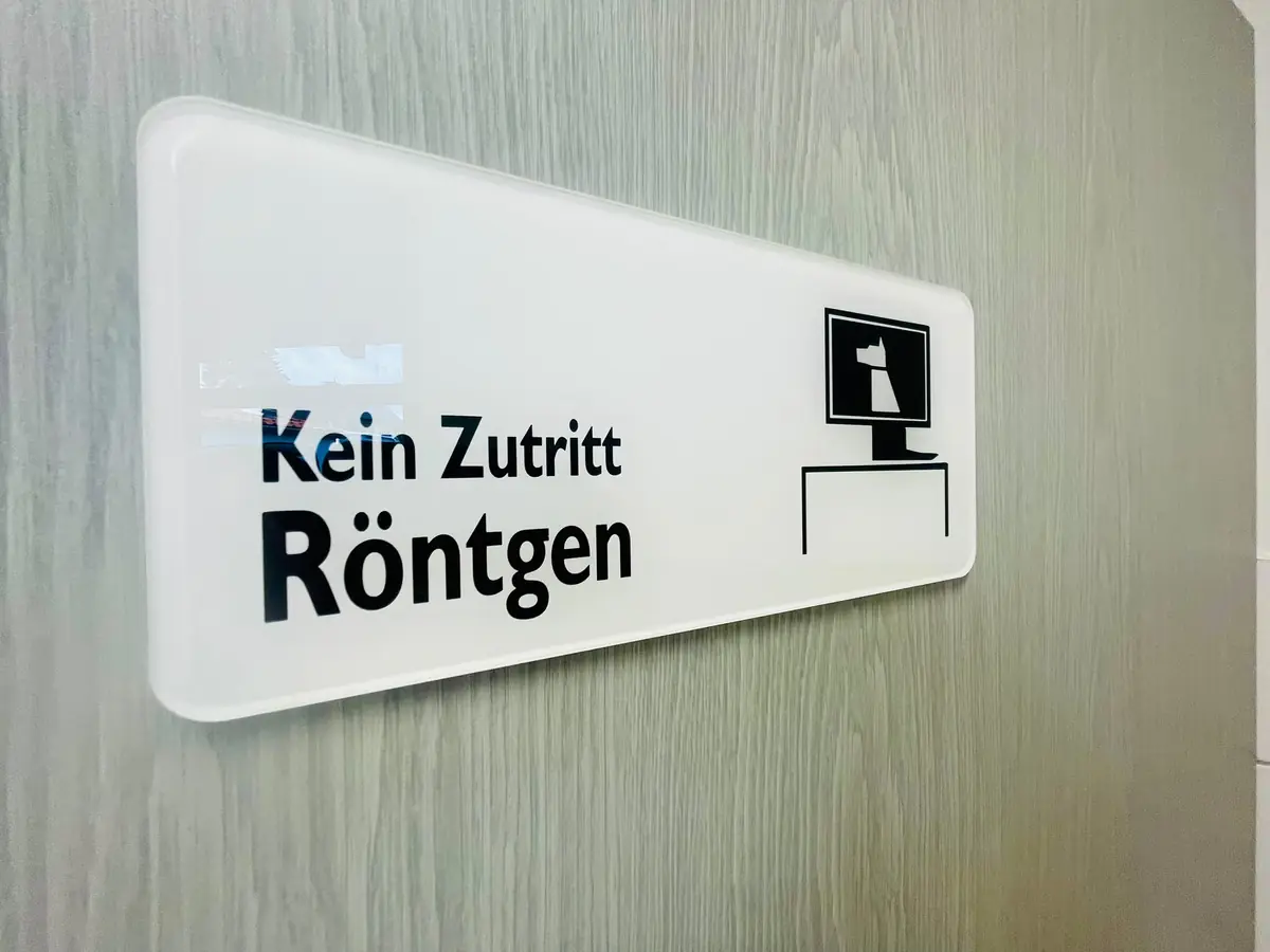 Türschild zum Röntgenraum