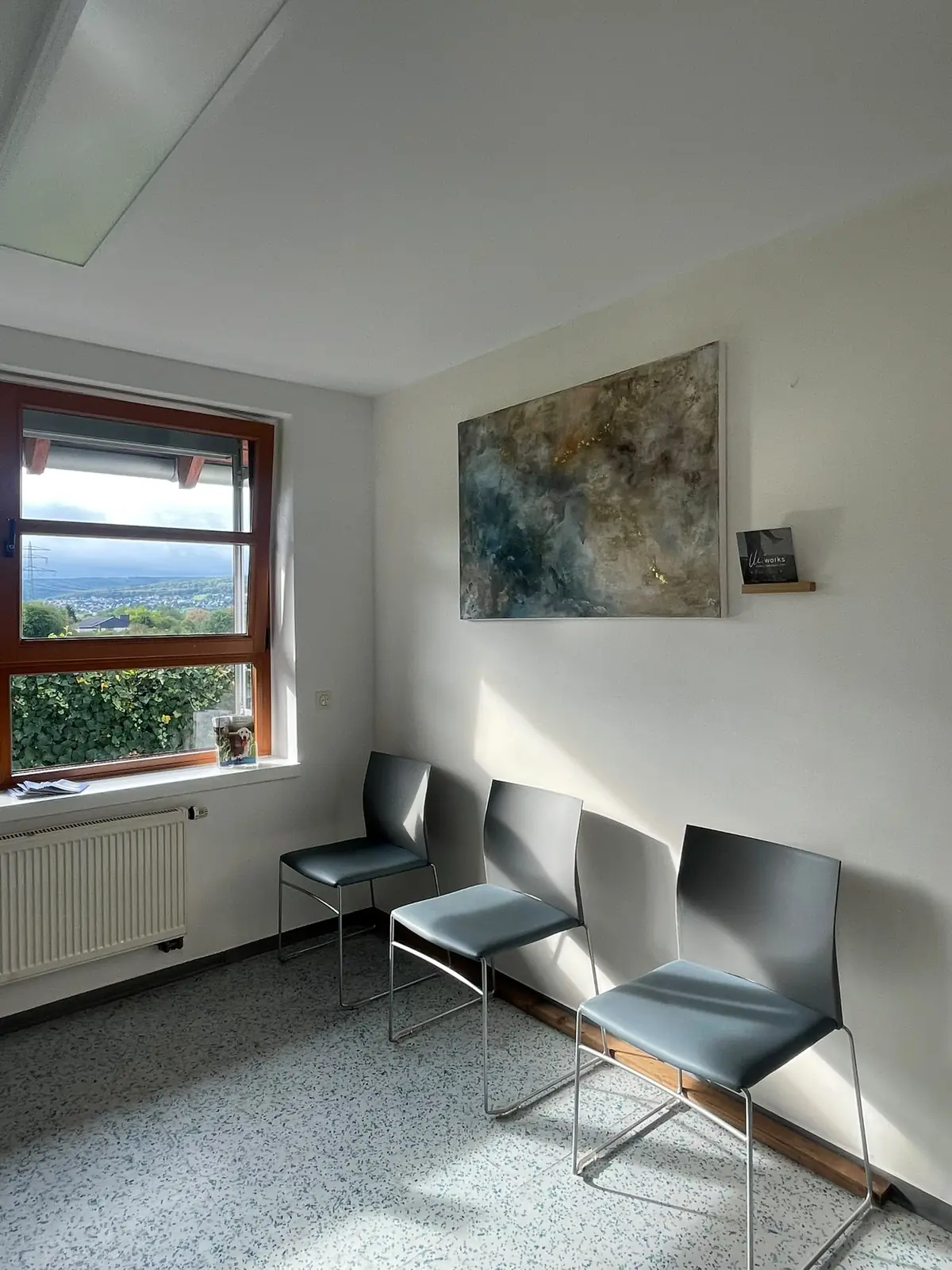 Wartebereich am Fenster mit Wandbild
