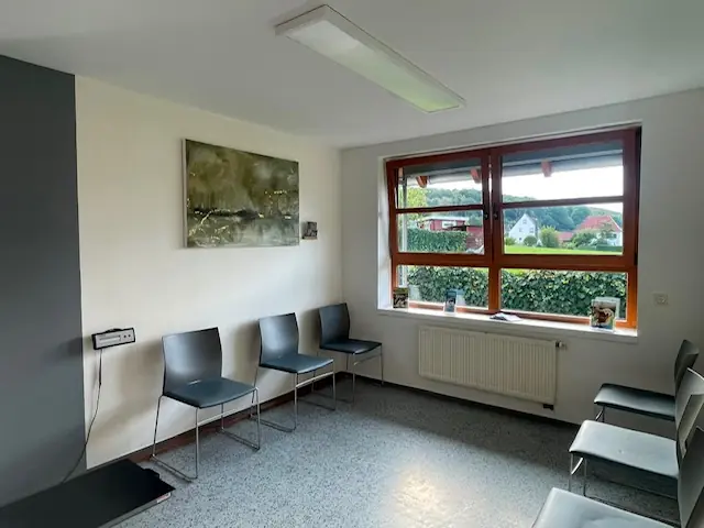 Wartebereich mit Blick ins Grüne